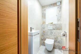 Pronájem zrekonstruovaného bytu 2+kk s klimatizací, dvěma ba