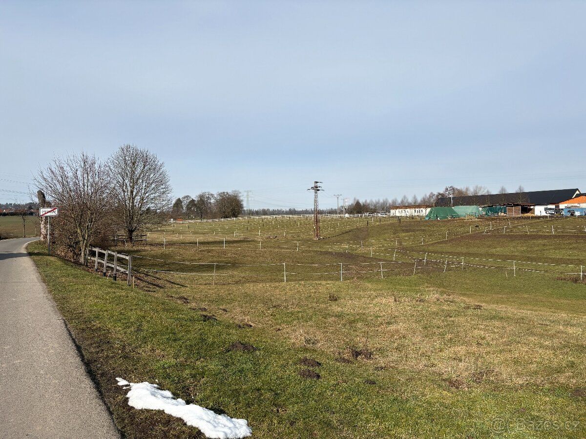 Prodáme pozemek 1057m2, který sousedí přímo s farmou Ptýrov.