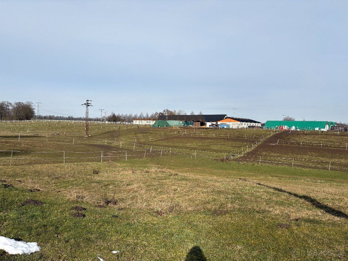 Prodáme pozemek 1057m2, který sousedí přímo s farmou Ptýrov.
