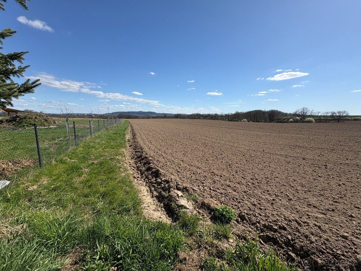 Exkluzivně nabízíme k prodeji stavební pozemek 5 604m2 v obc