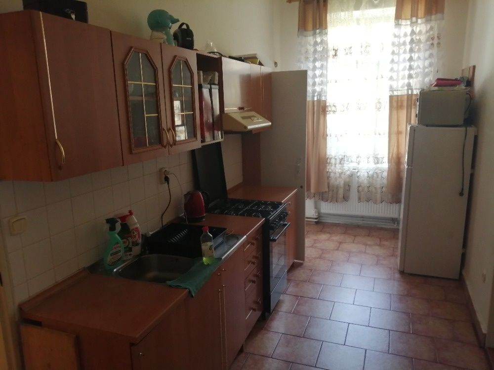 Nabízíme k pronájmu klidný, slunný byt 2+1 v centru, ulice V