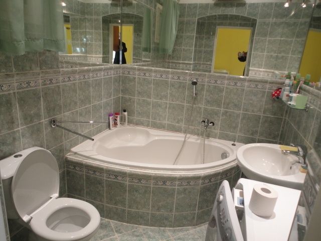 Nabízíme k pronájmu klidný, slunný byt 2+1 v centru, ulice V