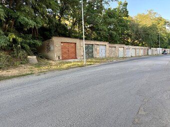 Na prodej řadová cihlová garáž o výměře 25 m², ul. Marie Pom