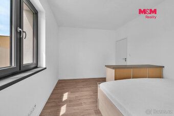 Hledáte moderní rodinné bydlení s prostornou zahradou, nízký