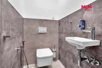 Hledáte moderní rodinné bydlení s prostornou zahradou, nízký