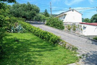 Objekt se nachází na pozemku 435 m² v centru vesnice Bribir,
