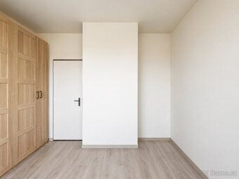 Pronájem světlého bytu 2+kk se dvěma lodžiemi v nejvyšším pa