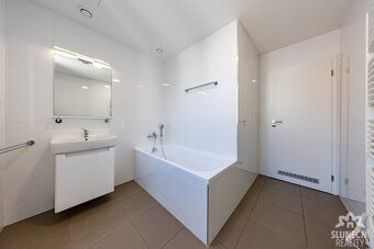 Nabízíme k pronájmu částečně vybavený, nadstandardně řešený 