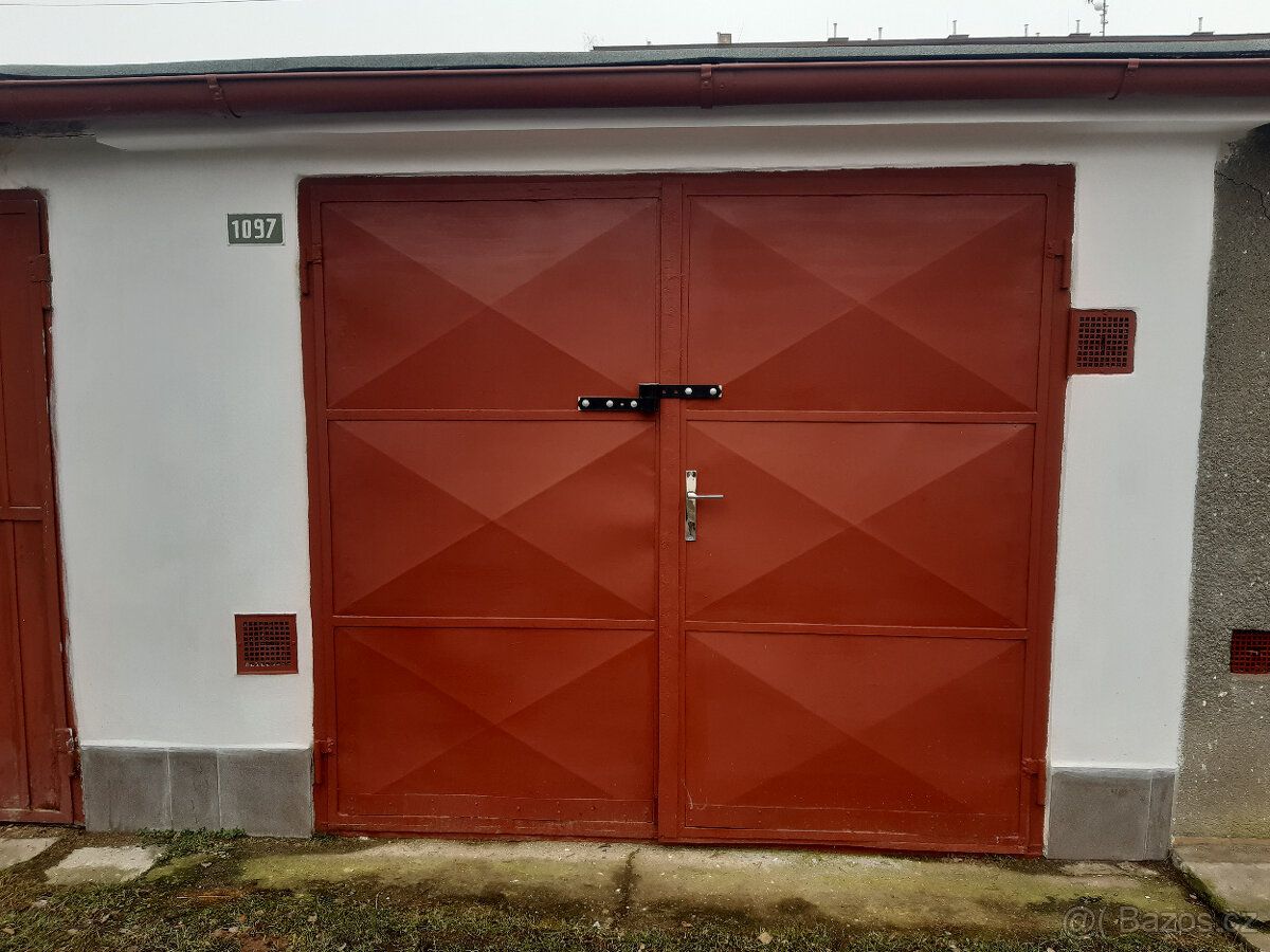 Garáž je nově po kompletní rekonstrukci (štřešní krytina, ko