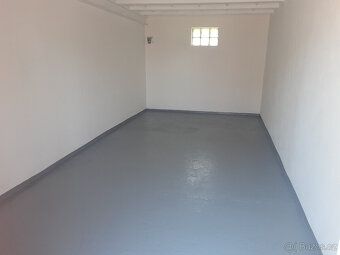 Garáž je nově po kompletní rekonstrukci (štřešní krytina, ko
