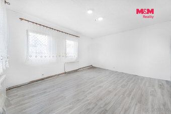 Nabízíme třípatrový dům s podkrovím a dostačujícím prostorem