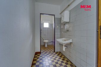 Nabízíme k prodeji samostatně stojící rodinný dům v klidné č