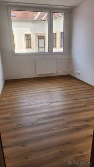Nájem: 13.600 Kč / měsíc
Zálohy na služby: 1500 Kč / měsíc
K