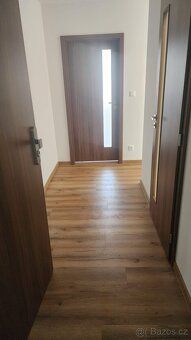 Nájem: 13.600 Kč / měsíc
Zálohy na služby: 1500 Kč / měsíc
K