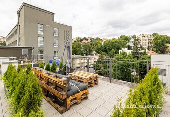 K dlouhodobému podnájmu nabízíme krásný moderní ateliér (uby