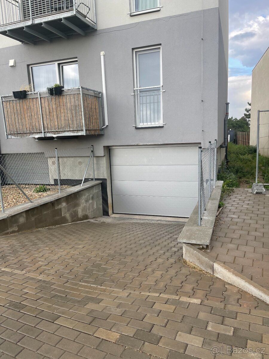 Prodám prostornou garáž velikosti 19m2 v novostavbě bytového