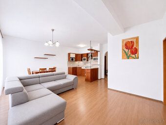 Pronájem prostorného bytu 3+kk se třemi balkony a komorou v 