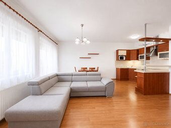 Pronájem prostorného bytu 3+kk se třemi balkony a komorou v 