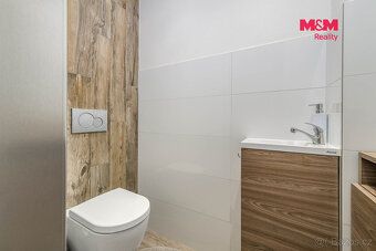 Nabízíme k prodeji prostorný byt o dispozici 2+kk a užitné p