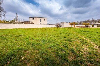 Nabízíme k prodeji stavební pozemek o rozměrech 863 m2 v lok