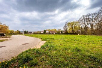Nabízíme k prodeji stavební pozemek o rozměrech 863 m2 v lok