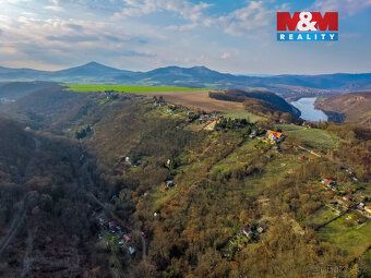 Nabízíme k prodeji samostatně stojící, prostornou chatu na p