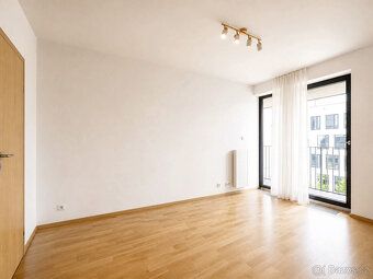 Nabízíme k pronájmu světlý a velmi dobře dispozičně řešený b