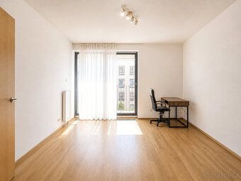 Nabízíme k pronájmu světlý a velmi dobře dispozičně řešený b