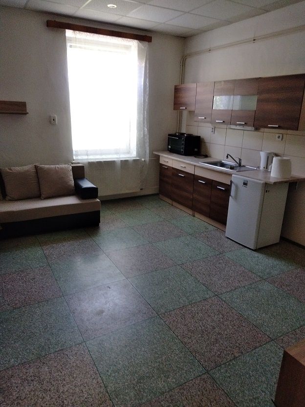 Pronajmu zařízený byt v širším centru města Strakonic. Okna 
