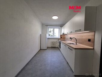 Pronajmu zařízený byt v širším centru města Strakonic. Okna 