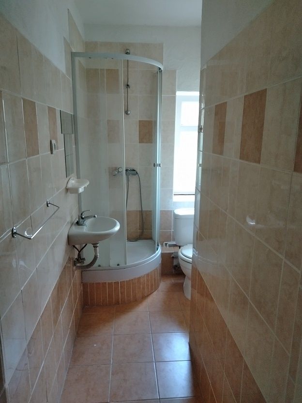 Pronajmu zařízený byt v širším centru města Strakonic. Okna 