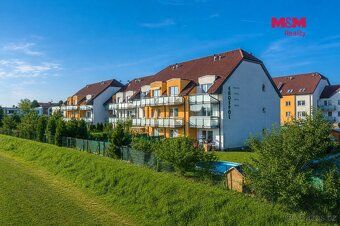 Nabízíme k pronájmu světlý byt 1+kk s balkonem a prostorným 