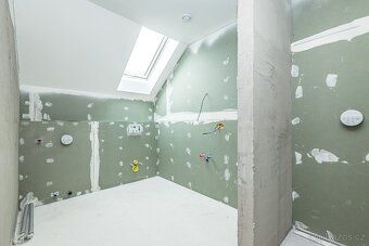 Hledáte moderní bydlení s vlastním venkovním prostorem a skv