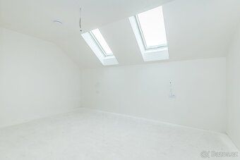 Hledáte moderní bydlení s vlastním venkovním prostorem a skv
