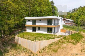 Hala má přibližně 200m2 vrata 4x3 metrů s větším pozemkem u 