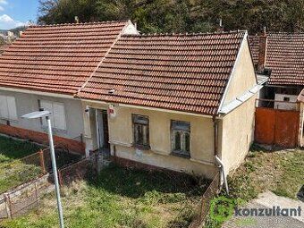 Hala má přibližně 200m2 vrata 4x3 metrů s větším pozemkem u 