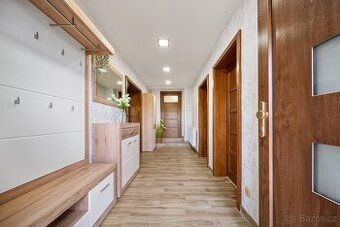 Hala má přibližně 200m2 vrata 4x3 metrů s větším pozemkem u 