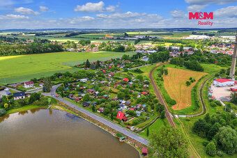 Nabízíme k prodeji samostatně stojící dřevěnou chatu o užitn