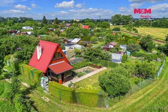 Nabízíme k prodeji samostatně stojící dřevěnou chatu o užitn