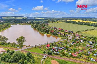 Nabízíme k prodeji samostatně stojící dřevěnou chatu o užitn