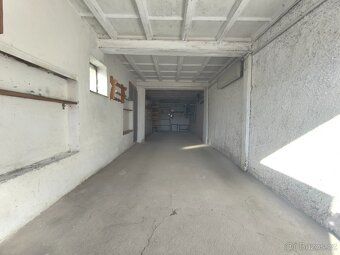 Nabízím prostornou garáž stojící na pozemcích parcelní číslo
