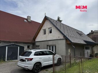 Nabízíme k pronájmu prostorný rodinný dům v klidné části měs