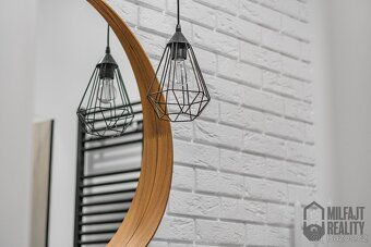 Ev.č. 06953 Nadčasový design, povedená kombinace barev i mat
