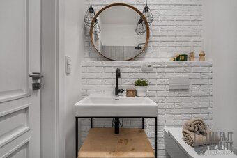Ev.č. 06953 Nadčasový design, povedená kombinace barev i mat