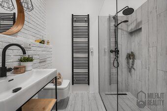Ev.č. 06953 Nadčasový design, povedená kombinace barev i mat