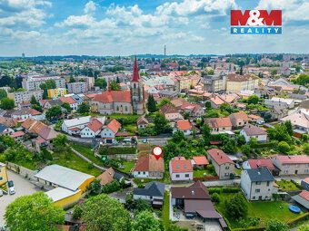 Hledáte nemovitost v klidné lokalitě, ale přesto pár kroků o