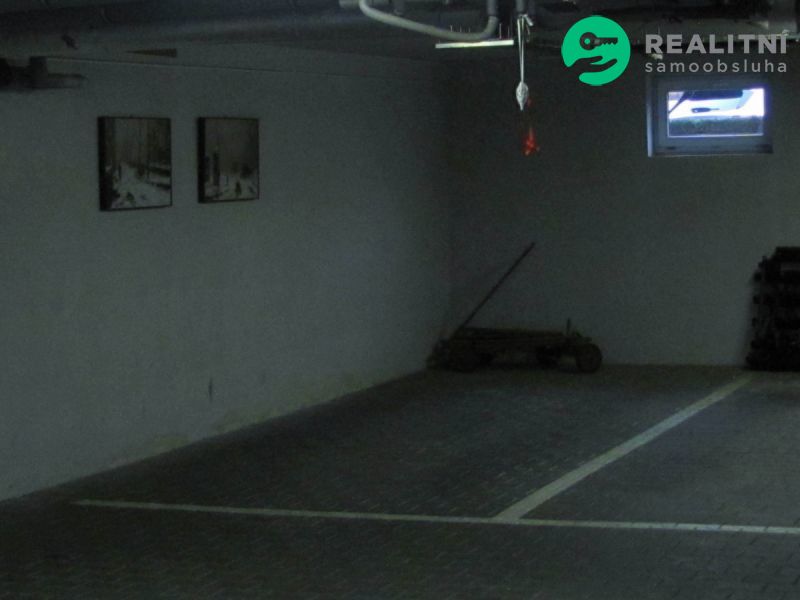 Pronajmu rohovou část garáže. Pronájem je zatím nabízen na d