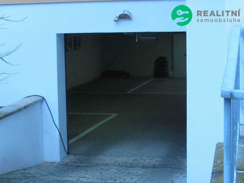 Pronajmu rohovou část garáže. Pronájem je zatím nabízen na d