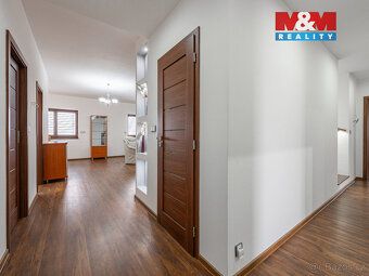Exkluzivně nabízíme na prodej prostorný rodinný dům o dispoz