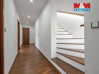 Exkluzivně nabízíme na prodej prostorný rodinný dům o dispoz